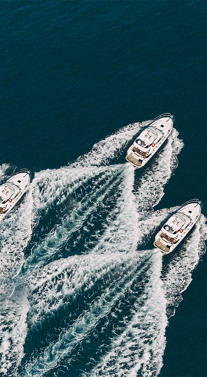 Trois bateaux en mer
